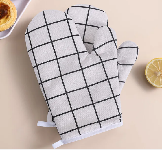 Charly White Checked Oven Mitts